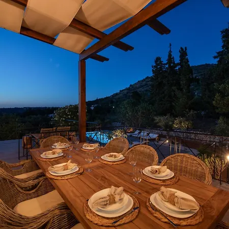 The Pines- Jaccuzi - Private Pool - 7 Minutes From The *