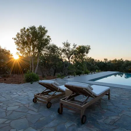 The Pines- Jaccuzi - Private Pool - 7 Minutes From The