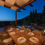 The Pines- Jaccuzi - Private Pool - 7 Minutes From The *