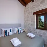 The Pines- Jaccuzi - Private Pool - 7 Minutes From The