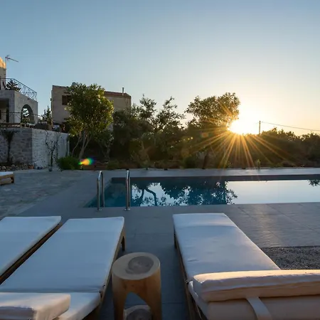 The Pines- Jaccuzi - Private Pool - 7 Minutes From The *