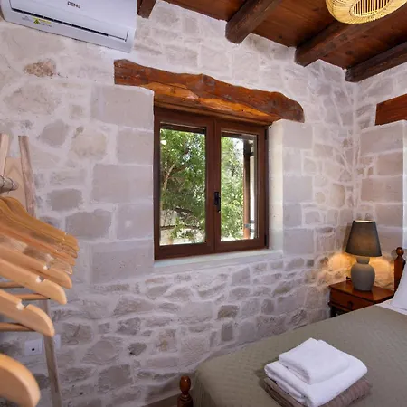 The Pines- Jaccuzi - Private Pool - 7 Minutes From The