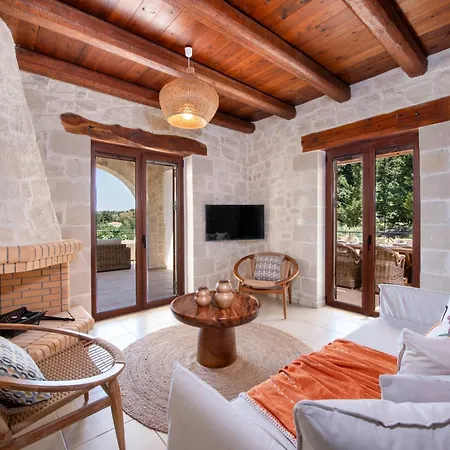 The Pines- Jaccuzi - Private Pool - 7 Minutes From The