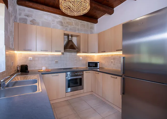 The Pines- Jaccuzi - Private Pool - 7 Minutes From The Villa *