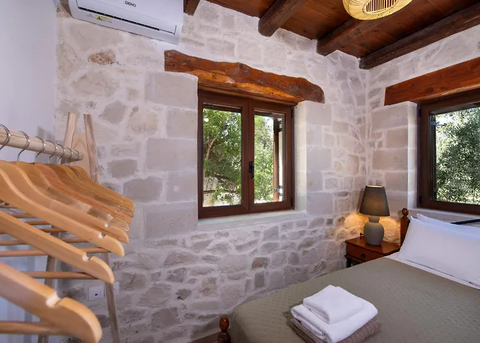 The Pines- Jaccuzi - Private Pool - 7 Minutes From The