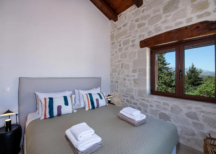 The Pines- Jaccuzi - Private Pool - 7 Minutes From The