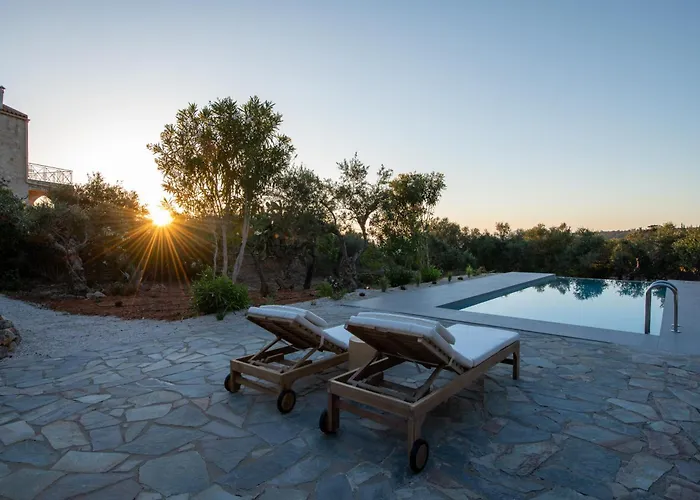 The Pines- Jaccuzi - Private Pool - 7 Minutes From The