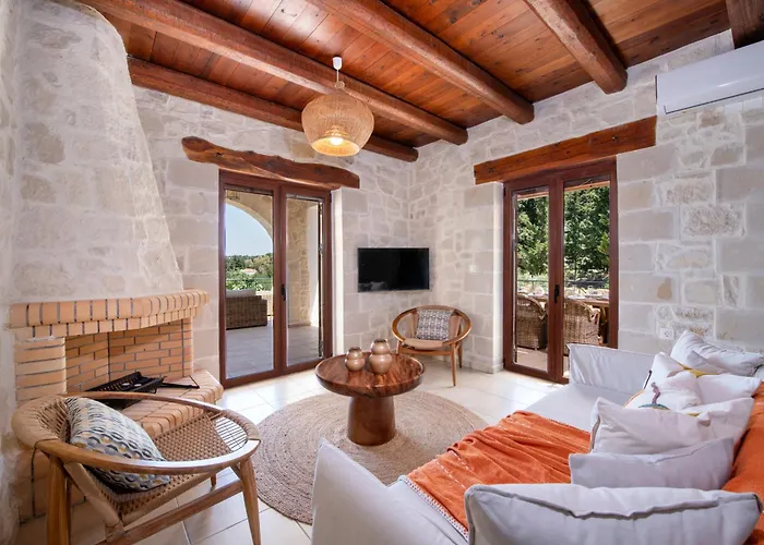 The Pines- Jaccuzi - Private Pool - 7 Minutes From The