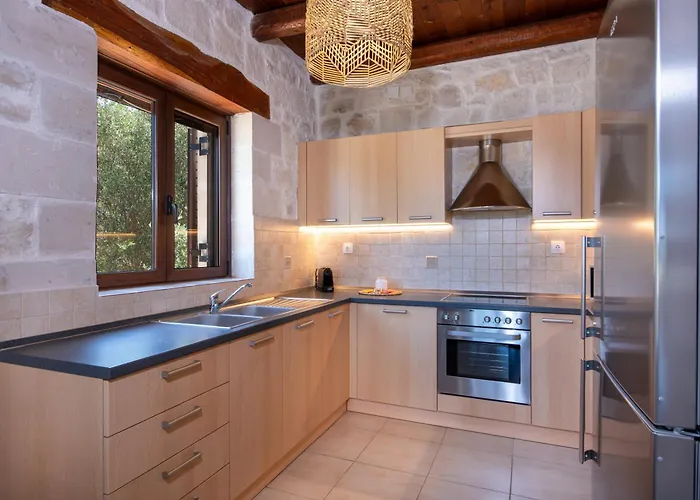 The Pines- Jaccuzi - Private Pool - 7 Minutes From The