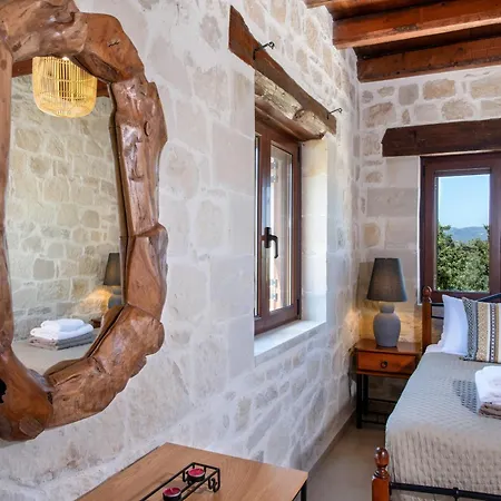 Villa The Pines- Jaccuzi - Private Pool - 7 Minutes From The Chania (Crete)