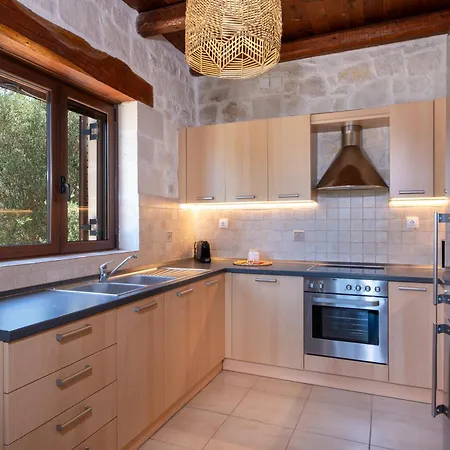 The Pines- Jaccuzi - Private Pool - 7 Minutes From The